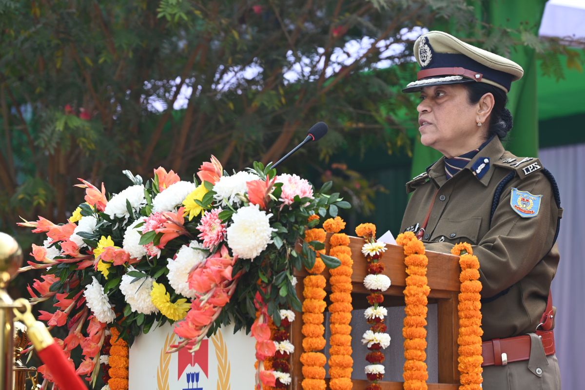 खाकी का दम, अपराधी बेदम: DGP तदाशा मिश्रा ने फहराया तिरंगा, बताया कैसे साल भर में कांपे नक्सली?