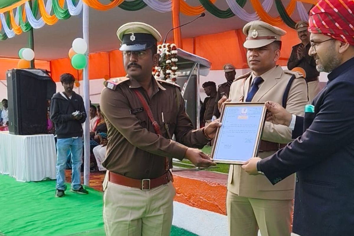 गणतंत्र दिवस पर पुलिस का सम्मान, सरायकेला में 23 जांबाजों को मिला प्रशस्ति पत्र, चौका थाना की टीम छाई