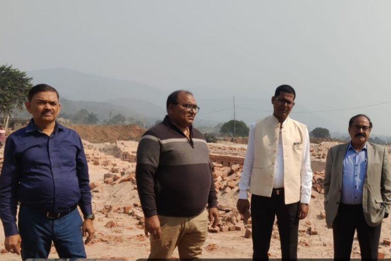 Saraikela: चांडिल में अवैध पत्थर खदानों पर कार्रवाई, जब्त हुए निकाले गए खनिज; मामला दर्ज