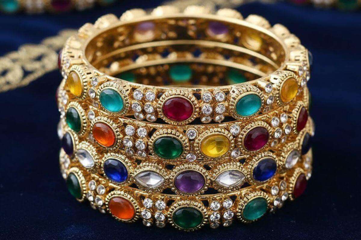 Bangles Design For Makar Sankranti: मकर संक्रांति पर खास दिखना है तो पहनें ये खूबसूरत बैंगल्स डिजाइन 2 Stone Work Bangles Design