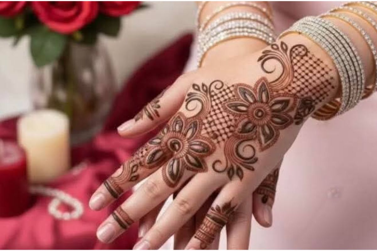 Valentine'S Day Mehndi Design 2026: हाथों पर सजाएं ये रोमांटिक मेहंदी डिजाइन,पार्टनर हो जाएंगे दीवाने 8 Valentines Day Mehndi Design 2026 5