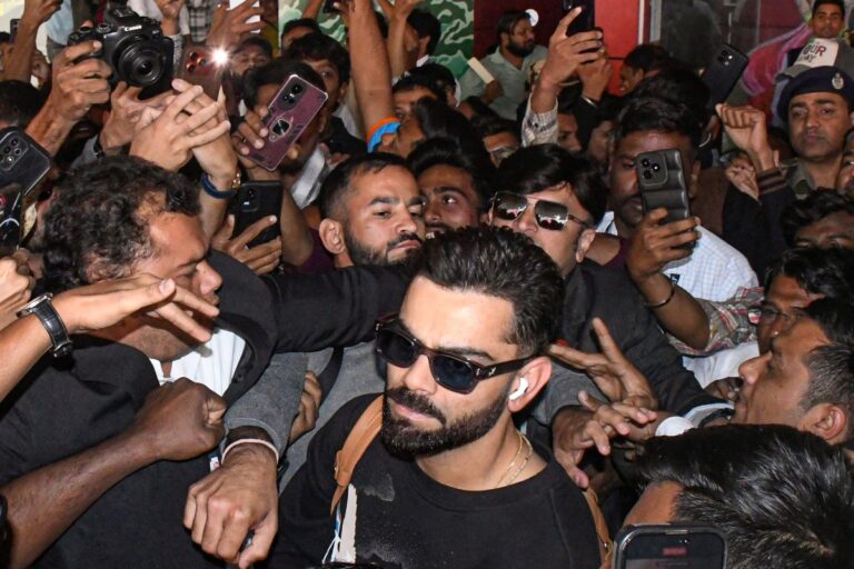 Viral Video: वडोदरा में फैंस के बीच बुरी तरह फंसे Virat Kohli, एक कदम बढ़ाना हुआ मुश्किल