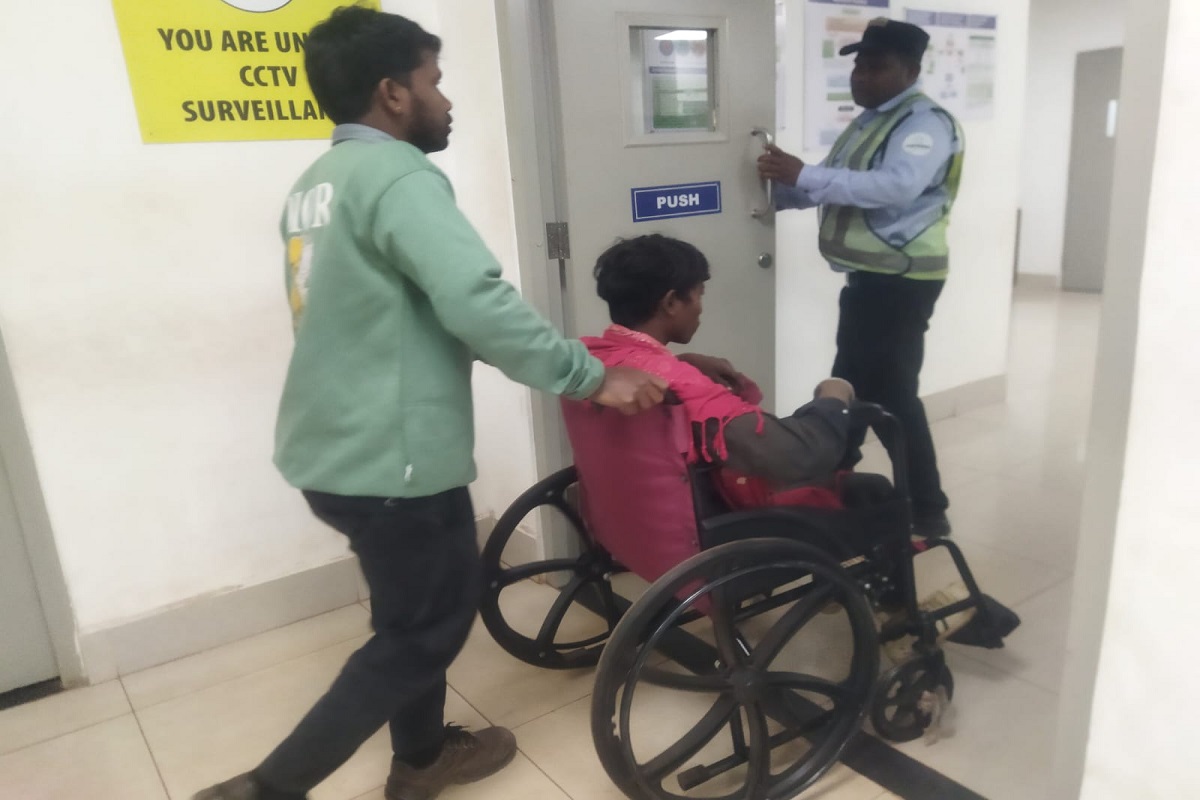 सिस्टम रुका, इंसानियत दौड़ी! गणतंत्र दिवस मेले के बाद मुखिया ने बचाईं कैंपर सवारों की जान