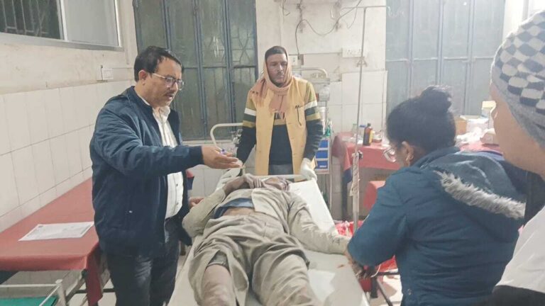 गोदाम में सीमेंट की बोरियां गिरने से तीन मजदूर घायल