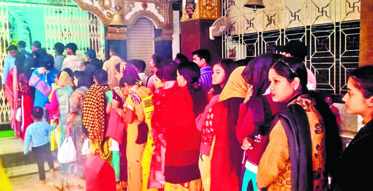 Chaibasa News : नये वर्ष पर मंदिर, गुरुद्वारा और गिरजाघरों में उमड़े श्रद्धालु