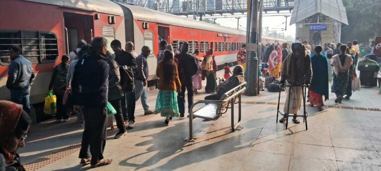 10 घंटे विलंब से जमालपुर पहुंची दिल्ली-कामाख्या ब्रह्मपुत्र मेल