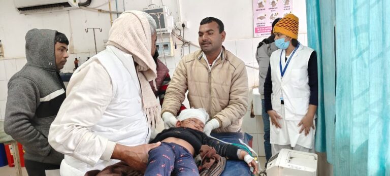 सड़क किनारे खेल रहे बच्चे को बाइक सवार ने मारा धक्का, हालत नाजुक