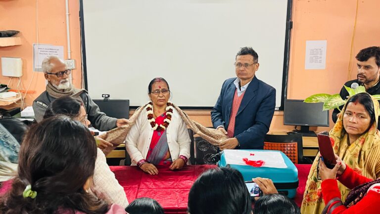 सेवानिवृत्त शिक्षिका को दी गयी विदाई
