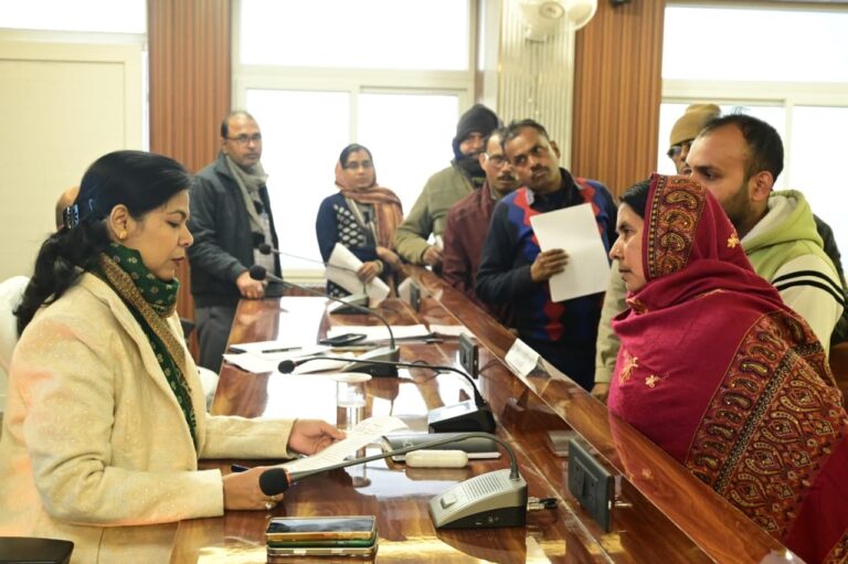 hajipur news. जनता दरबार में डीएम ने की 49 परिवादों की सुनवाई