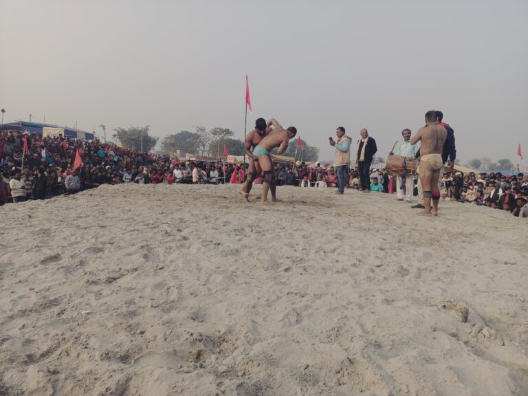 कोशी मेले में बड़ी संख्या में पहुंच रहे हैं लोग