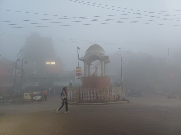 hajipur news. तीन दिन बाद फिर बदला मौसम का मिजाज, घने कोहरे व कड़ाके की ठंड से लोग परेशान