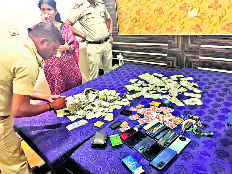 Sambalpur News :  होटल में चल रहे जुआ रैकेट का भंडाफाेड़, नौ जुआरी गिरफ्तार, लाखों की नकदी जब्त