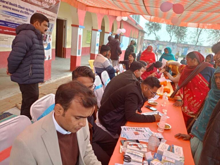 वाराणसी के चिकित्सकों ने 100 लोगों का किया निःशुल्क इलाज