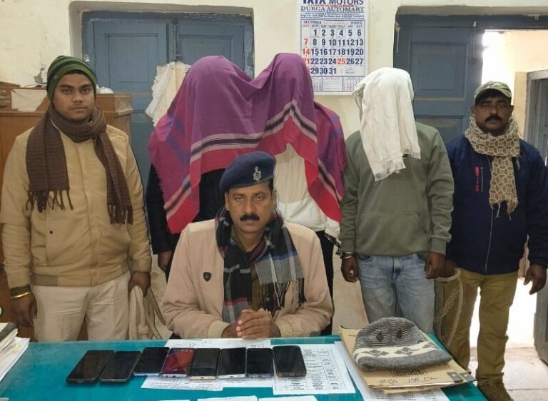 बायसी पुलिस ने तीन साइबर ठग को आठ मोबाइल के साथ किया गिरफ्तार