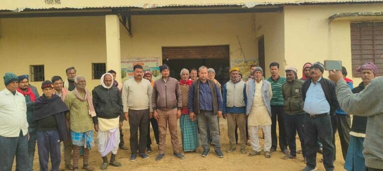 राजपुर पैक्स में धान खरीद का लक्ष्य बढ़ाने की मांग को ले किसानों ने किया प्रदर्शन
