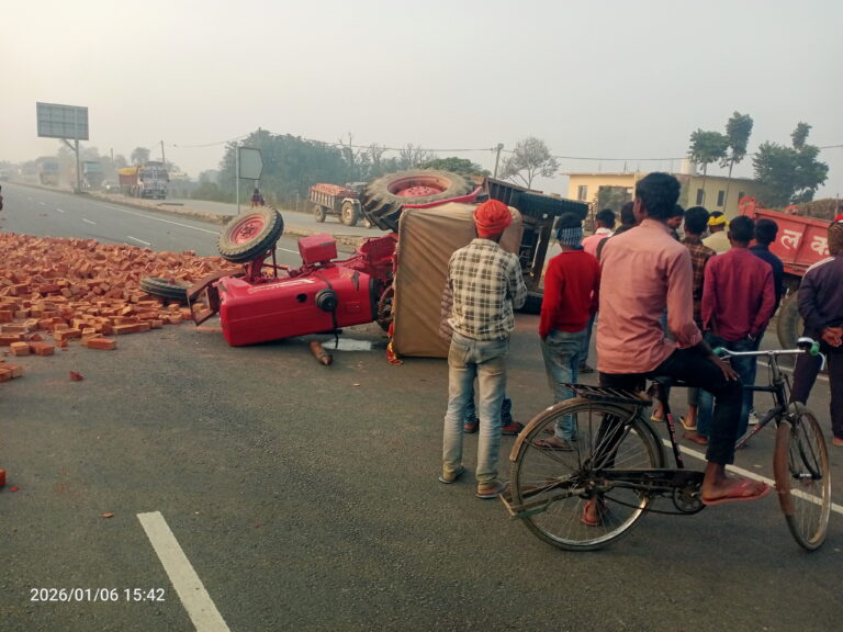 एनएच-19 पर ईंट लदा ट्रैक्टर पलटा, चालक फरार