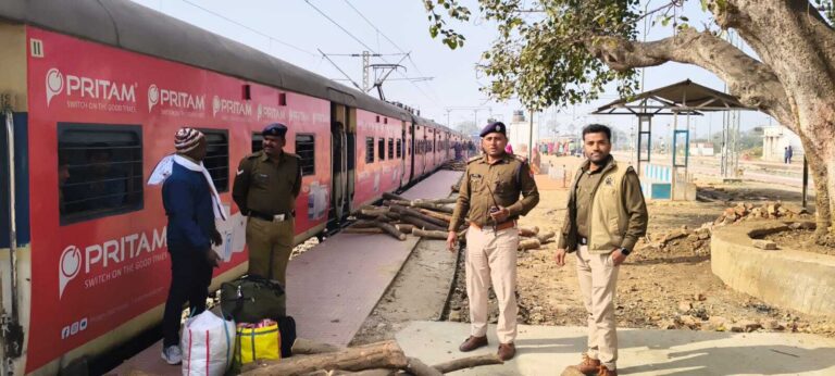 आसनसोल-वाराणसी पैसेंजर से 680 किलो लकड़ी जब्त