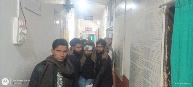 बाइक से गिर तीन युवक घायल, एक की हालत गंभीर