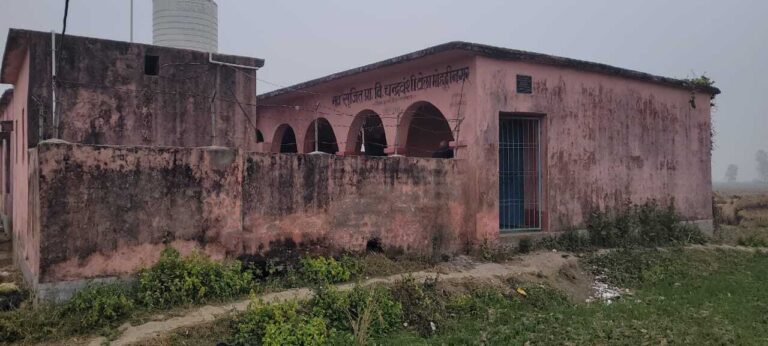 स्कूल जाने आने के लिए सड़क नहीं, पगडंडी बना सहारा, खतरे की आंशका