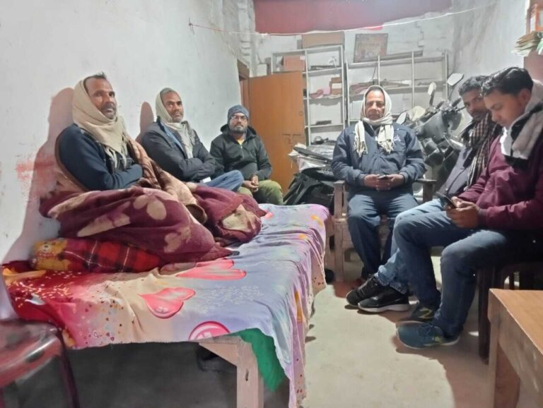योजनाओं में धांधली को लेकर भूख हड़ताल पर बैठे वार्ड पार्षदष