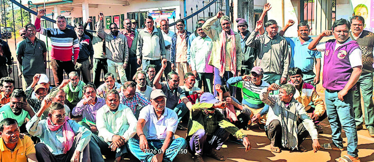 Chaibasa News : मंत्री व विधायक के आदेश के बाद भी ठेका मजदूरों को नहीं मिला काम
