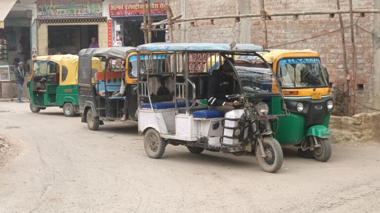 Samastipur News:बीच सड़क पर टोटो-ऑटो लगा सवारी का इंतजार