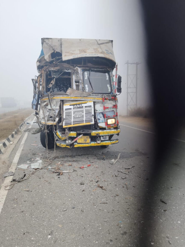 घने कोहरे के बीच दो ट्रकों में टक्कर