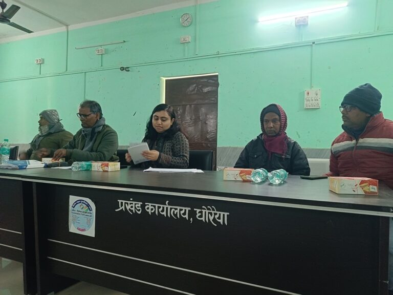 गड़बड़ी पर विकास मित्र को लगाई फटकार