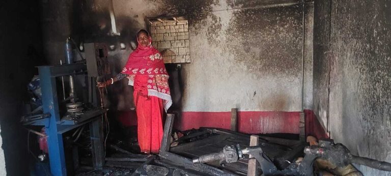 Bokaro News : घर में लगी आग में लाखों की संपत्ति जल कर खाक