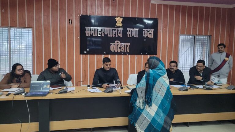 जनता दरबार मे लोगों की समस्याओं से रूबरू हुए डीएम