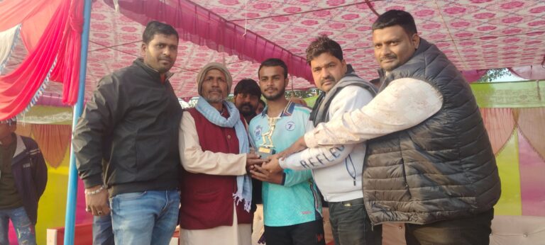 महुअवा को तीन विकेट से पराजित कर फाइनल में पहुंचा खालगांव