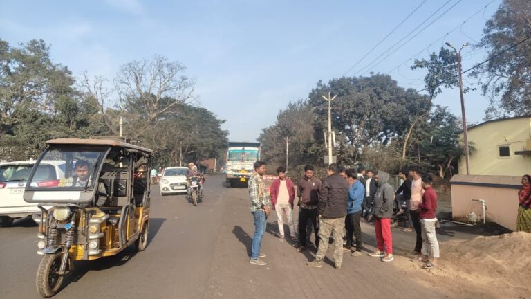 मंदिर की अनदेखी से पंडा समाज ने किया सड़क जाम