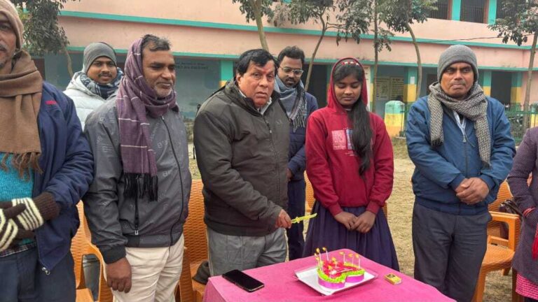 Samastipur News:कलम की लौ बुझने नहीं दी: राघोपुर के पूर्व हेडमास्टर रिटायरमेंट के बाद भी संवार रहे हैं बच्चों का भविष्य