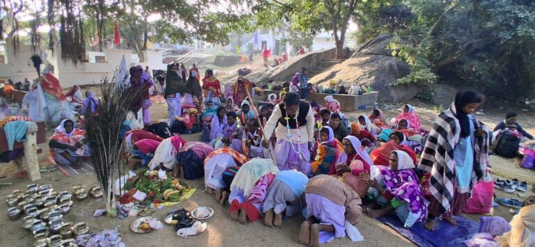मंदार तराई में पेड़ों के नीचे अनुष्ठान में लीन सफा अनुयायी