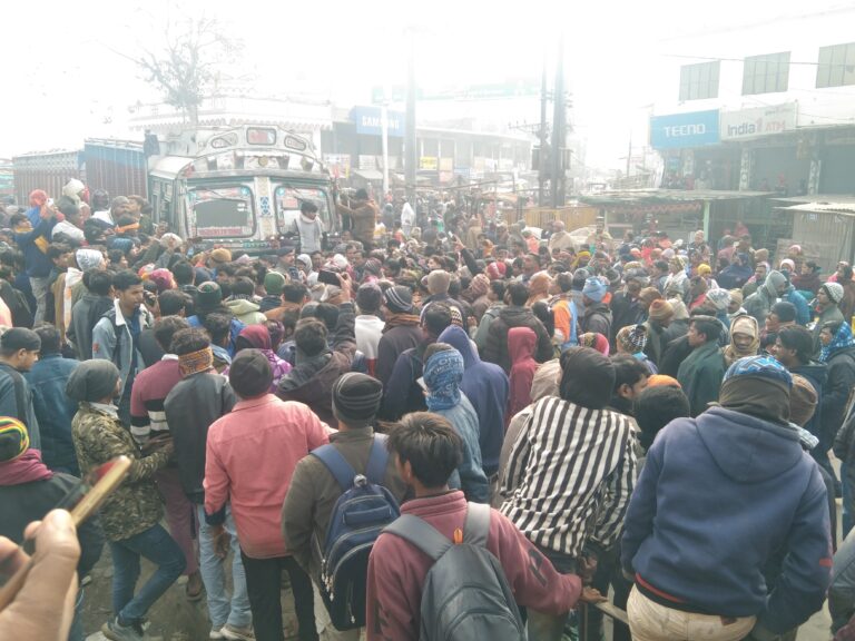 Samastipur News: बिहार: दलसिंहसराय में भीषण सड़क हादसा, ट्रक की चपेट में आने से खाद व्यवसायी की मौत<bha>;</bha> आक्रोशित भीड़ ने पुलिस को खदेड़ा