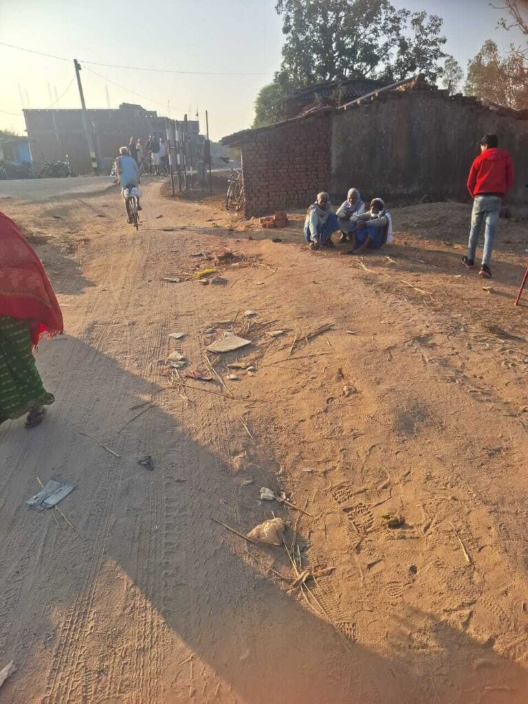 डीएम के निर्देश के बाद आखिरकार तीसरे दिन  सड़क को कराया गया अतिक्रमण मुक्त