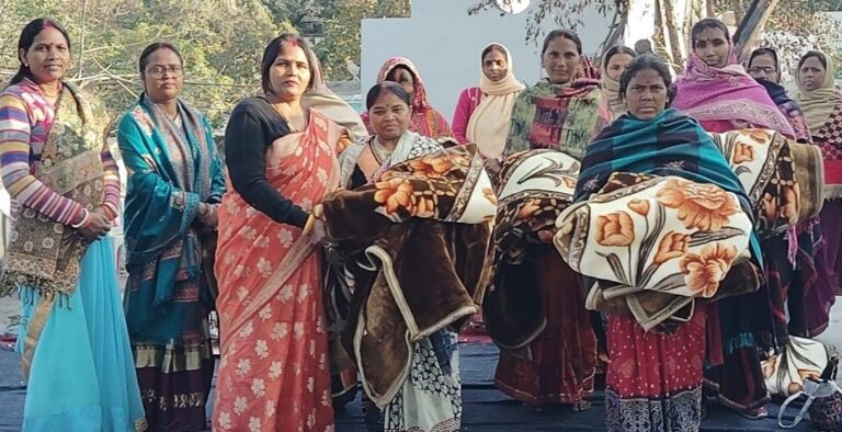 ठंड में 53 जरूरतमंद लोगों को मिला कंबल