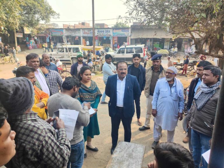 फार्मर आईडी शिविर का अपर समाहर्ता ने किया निरीक्षण