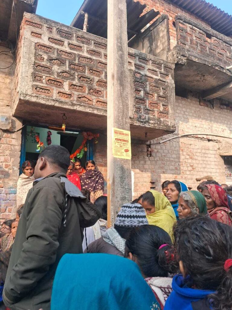 बोरसी के धुएं से दम घुटने के कारण पति की मौत, पत्नी व बच्चा गंभीर