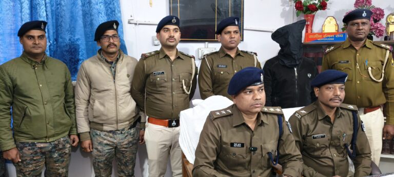 शंकर कॉलेज परिसर में शराब पी रहे अपराधी हथियार के साथ गिरफ्तार, दो फरार