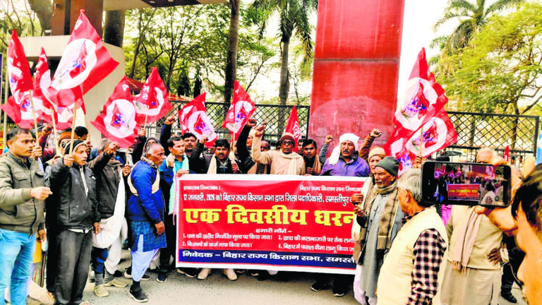 Bihar/Samastipur News: ”धान मत उगाओ”… मंत्री के बेतुके बयान पर भड़के किसान, समस्तीपुर समाहरणालय पर सरकार के खिलाफ ”जंग” का एलान