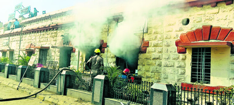 Jharsuguda News : झारसुगुड़ा स्टेशन में आग लगने से सिग्नल एंड टेलीकाॅम ऑफिस जलकर राख, तीन घंटे ठप रहा रेल यातायात- पुराने फुटओवरब्रिज पर काम करने के दौरान हाइटेंशन तार पर कुछ गिरने से तार टूटकर गिरने से हुई दुर्घटना- दिन के 11 बजे लगी आग, एक बजे आग पर काबू पाया गया, दो बजे से यातायात सामान्य हुआ- घटना के समय स्टेशन पर माैजूद सभी कर्मचारी व यात्री सुरक्षितडीसीएम ने कहा- जांच के बाद ही हो सकेगा नुकसान का आकलन(चित्र संख्या-09, 10 परिचय- आग बुझाते दमकल कर्मचारी तथा जलने से खाक सामान)प्रतिनिधि, झारसुगुड़ा झारसुगुड़ा स्टेशन में मंगलवार की सुबह आग लगने से सिग्नल एंड टेलीकाॅम ऑफिस जलकर राख हो गया. वहीं आग लगने की वजह से करीब तीन घंटे तक रेल यातायात बाधित रहा. हालांकि इस दुर्घटना में जानमाल के नुकसान होने की खबर नहीं है. घटना के बाद रेलवे के वरिष्ठ अधिकारियों ने पहुंचकर जांच शुरू कर दी है. चक्रधरपुर रेल मंडल के सीनियर डीसीएम आदित्य चौधरी ने बताया कि वायर में डिफेक्ट था, उसी कारण यह घटना घटी. जोरदार आवाज के साथ टूट कर गिरा ओवर हेड वायरजानकारी के अनुसार मंगलवार की सुबह करीब 11 बजे झारसुगुड़ा स्टेशन में स्थित एक पुराने फुटओवर ब्रिज पर काम चल रहा था. तभी रेलवे के ओवर हेड वायर (हाई अटेंशन 25000 वाट) पर कुछ सामग्री के गिरने से जोरदार आवाज के साथ वायर टूट कर नीचे गिर गया . नीचे जहां वायर गिरा वहां स्टेशन का टेलीफोन व सिग्नल का केबल गुजरा है, जिससे वायर के गिरते ही उसमें आग लग गयी और यहां से केबल के शार्ट होते ही टेलिफोन एंड सिग्नल के मुख्य ऑफिस में शार्ट सर्किट हुआ और केबल में आग लग गयी. आग लगने से धुआं फैलने लगा और देखते ही देखते पूरे स्टेशन में धुंए का गुबार छा गया. इसकी सूचना मिलते ही आनन-फानन आरपीएफ, जीआरपी व रेल कर्मचारी प्लेटफार्म नंबर एक से यात्रियों व लोगों को बाहर निकाला और दमकल विभाग को सूचित किया. दमकल की दो गाड़ी स्टेशन पहुंची और आग बुझाने में लगी. करीब दो के ढाई घंटे की मशक्कत के बाद आग पर काबू पाया जा सका. करीब दिन के दो बजे से रेल यातायात सामान्य हुआ. सात से अधिक ऑफिस आये चपेट मेंआग से इतना ज्यादा काला धुआं आ रहा था की दमकल विभाग के कर्मचारी भी अंदर नहीं घुस पा रहे थे. बाद में विभाग की स्पेशल टीम के सदस्य मास्क व सिलेंडर लेकर घुसने का प्रयास किया. किसी तरह आग पर पानी की बौछार कर काबू पाया गया. वहीं इस ऑफिस में लगी आग के साथ इससे सटे उपस्टेशन मैनेजर, पूछताछ कार्यालय सहित सात से अधिक ऑफिस भी चपेट में आये हैं. लेकिन, इससे कितने का नुकसान हुआ है, इसका पता नहीं चल पाया है. झारसुगुड़ा स्टेशन के सिग्नल व टेलीकाॅम ऑफिस में आग लगते है तुरंत बिजली की सप्लाई को बंद करवाया गया. आग लगने से यह ऑफिस पूरी तरह से जल गया जिससे पूरी संचार व्यवस्था ठप्प हो गयी. इसके चलते पूर्वाह्न 11 बजे से झारसुगुड़ा रेलवे जंक्शन से गाड़ियों की आवाजाही को रोक दिया गया था. स्टेशन में आग की सूचना पाकर टाउन पुलिस के अधिकारी घटनास्थल पहुंचे व यहां व्यवस्था बनाने में रेल पुलिस की मदद की. वहीं, घटना की सूचना पाकर रेलवे की सेफ्टी यूनिट की टीम घटना स्थल पहुंची व टूटे हाइ टेंशन वायर को फिर से जोड़ा. चक्रधरपुर रेल मंडल के सीनियर डीसीएम आदित्य चौधरी ने इस संबंध में बताया कि वायर में डिफेक्ट था. उसी कारण यह घटना घटी. इसकी विभागीय जांच की जायेगी. उसके बाद सच्चाई सामने आयेगी. उन्होंने कहा कि इस घटना में कितना नुकसान हुआ है, यह अभी नहीं कह सकते. जांच के बाद ही इस संबंध में कुछ कहा जा सकेगा. वहीं, उक्त घटना के बाद अपराह्न एक बजे स्थिति सामान्य हुई और दो बजे से इस मार्ग पर रेल यातायात सामान्य हुआ.झारसुगुड़ा स्टेशन में आग लगने से सिग्नल एंड टेलीकाॅम ऑफिस जलकर राख, तीन घंटे ठप रहा रेल यातायात- पुराने फुटओवरब्रिज पर काम करने के दौरान हाइटेंशन तार पर कुछ गिरने से तार टूटकर गिरने से हुई दुर्घटना- दिन के 11 बजे लगी आग, एक बजे आग पर काबू पाया गया, दो बजे से यातायात सामान्य हुआ- घटना के समय स्टेशन पर माैजूद सभी कर्मचारी व यात्री सुरक्षितडीसीएम ने कहा- जांच के बाद ही हो सकेगा नुकसान का आकलन(चित्र संख्या-09, 10 परिचय- आग बुझाते दमकल कर्मचारी तथा जलने से खाक सामान)प्रतिनिधि, झारसुगुड़ा झारसुगुड़ा स्टेशन में मंगलवार की सुबह आग लगने से सिग्नल एंड टेलीकाॅम ऑफिस जलकर राख हो गया. वहीं आग लगने की वजह से करीब तीन घंटे तक रेल यातायात बाधित रहा. हालांकि इस दुर्घटना में जानमाल के नुकसान होने की खबर नहीं है. घटना के बाद रेलवे के वरिष्ठ अधिकारियों ने पहुंचकर जांच शुरू कर दी है. चक्रधरपुर रेल मंडल के सीनियर डीसीएम आदित्य चौधरी ने बताया कि वायर में डिफेक्ट था, उसी
