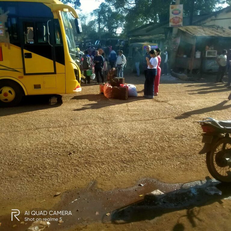 Chaibasa News : मां पार्वती बस से यात्रियों को रास्ते में उतारा, हंगामा के बाद किरीबुरु पहुंचाया