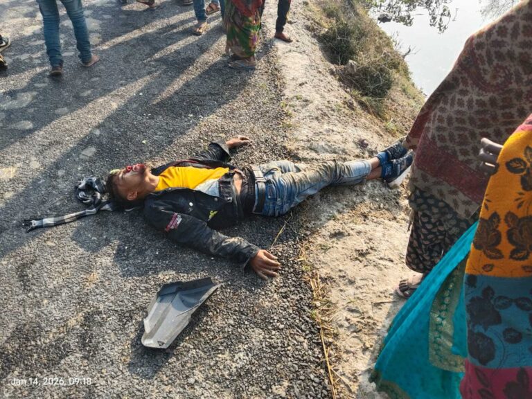 दो बाइकों की टक्कर में तीन युवक घायल