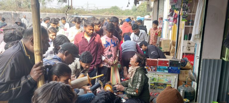 मकर संक्रांति पर लोगों ने दही-चूड़ा के साथ तिलकूट का लिया स्वाद, जमकर की गयी पतंगबाजी