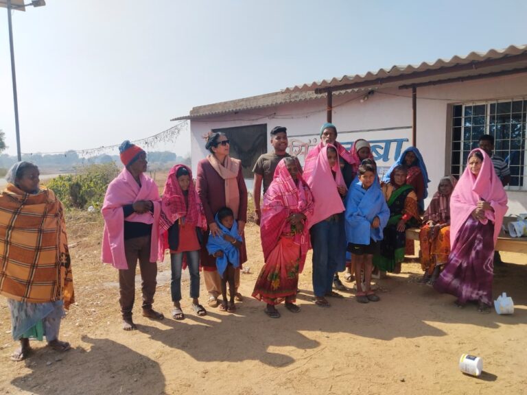 जरूरतमंदों के बीच कंबल का किया गया वितरण