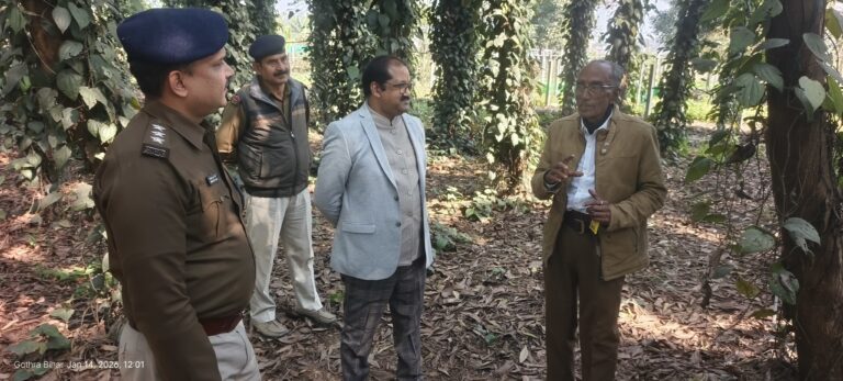 एडीजे द्वितीय ने ली कृषक से ड्रेगन फ्रूट की खेती की जानकारी