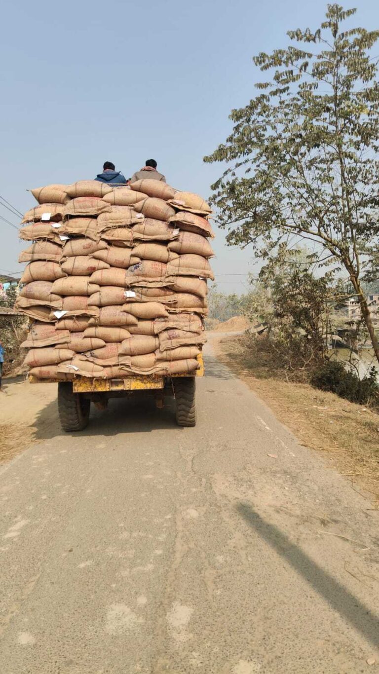 सड़क पर दौड़ रही ””सरकारी”” ओवरलोडिंग, मौत के ढ़ेर पर बैठ रहे मजदूर