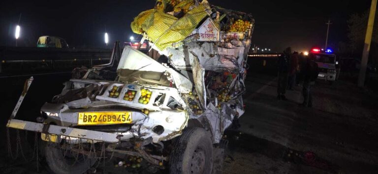 सड़क किनारे खड़े ट्रक से पिकअप टकराया, एक की मौत