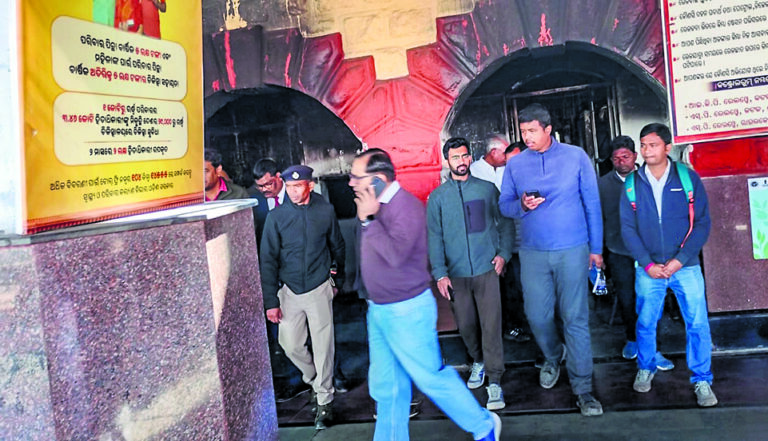 Jharsuguda News:  तीन दिनों के अंदर बनेगा नया एक्सचेंज ऑफिस, व्यवस्थाएं दुरुस्त होंगी : डीआरएम
